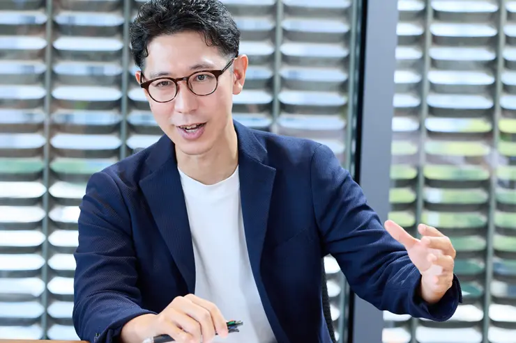 株式会社ジェーシービー西村 問答さんが、インタビューに答えている写真