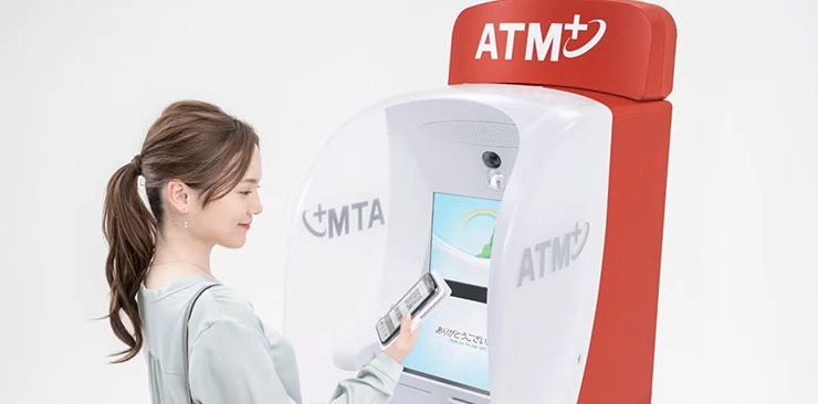 セブン銀行ATMでQRコードを使い、口座振替手続きを行う女性の写真