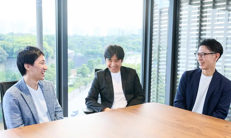 インタビューの最後に、セブン銀行の片桐、JCBの佐々木さん、西村さんが談笑している様子